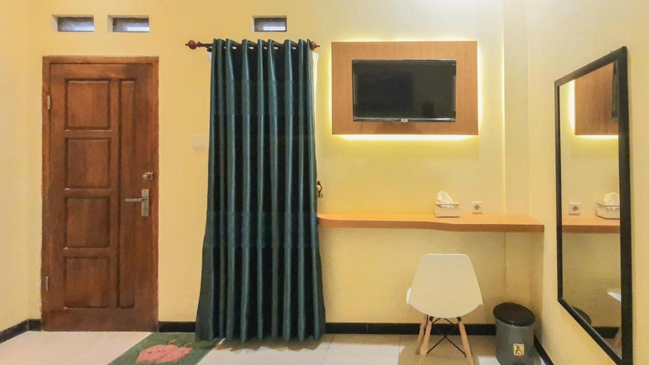 Urbanview Hotel Sakura Kampung Inggris Pare By Reddoorz Dış mekan fotoğraf