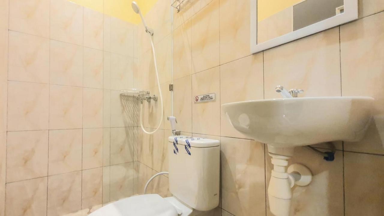 Urbanview Hotel Sakura Kampung Inggris Pare By Reddoorz Dış mekan fotoğraf