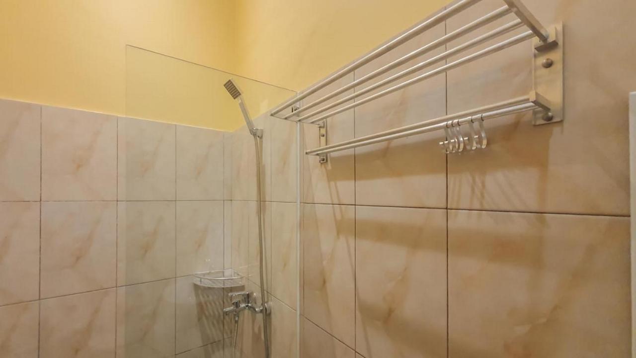Urbanview Hotel Sakura Kampung Inggris Pare By Reddoorz Dış mekan fotoğraf