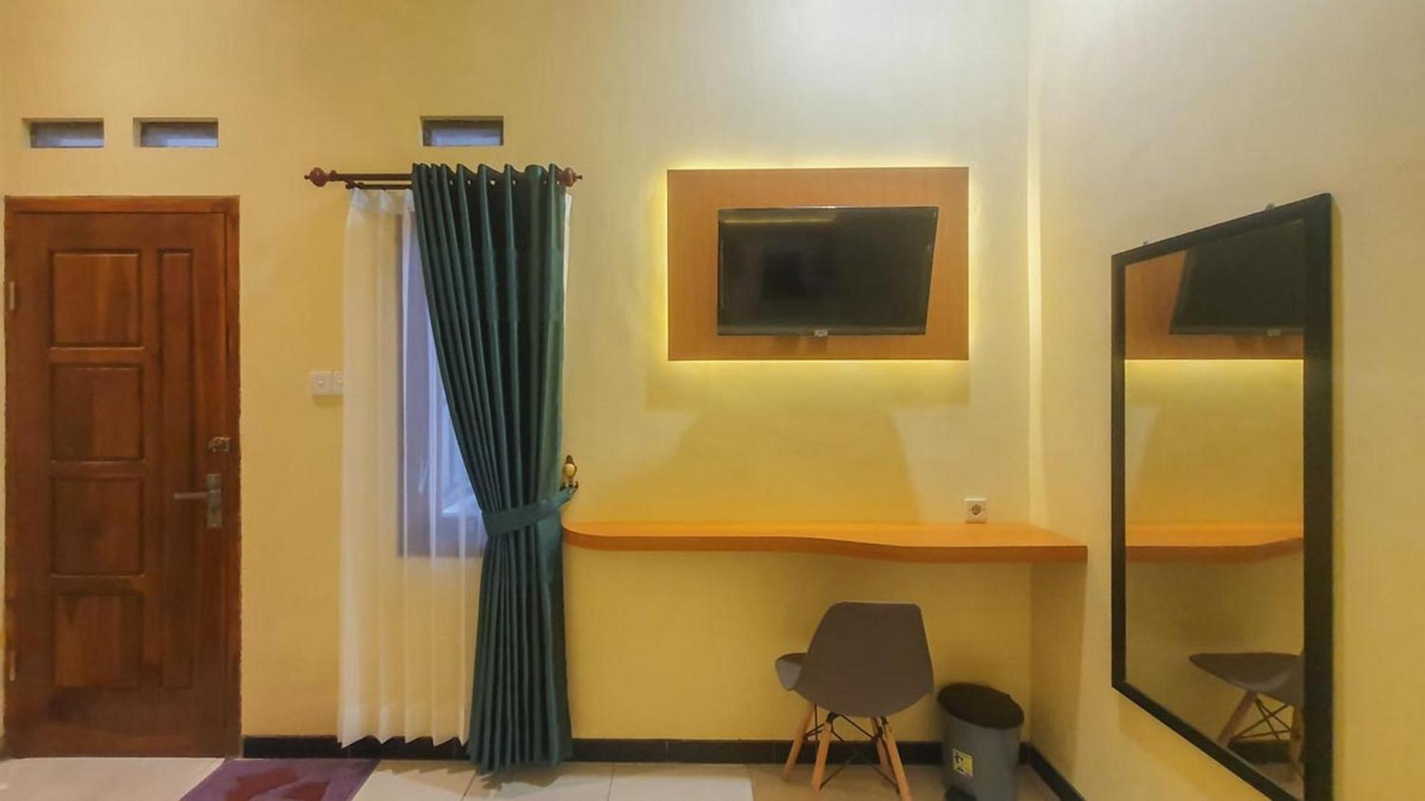 Urbanview Hotel Sakura Kampung Inggris Pare By Reddoorz Dış mekan fotoğraf