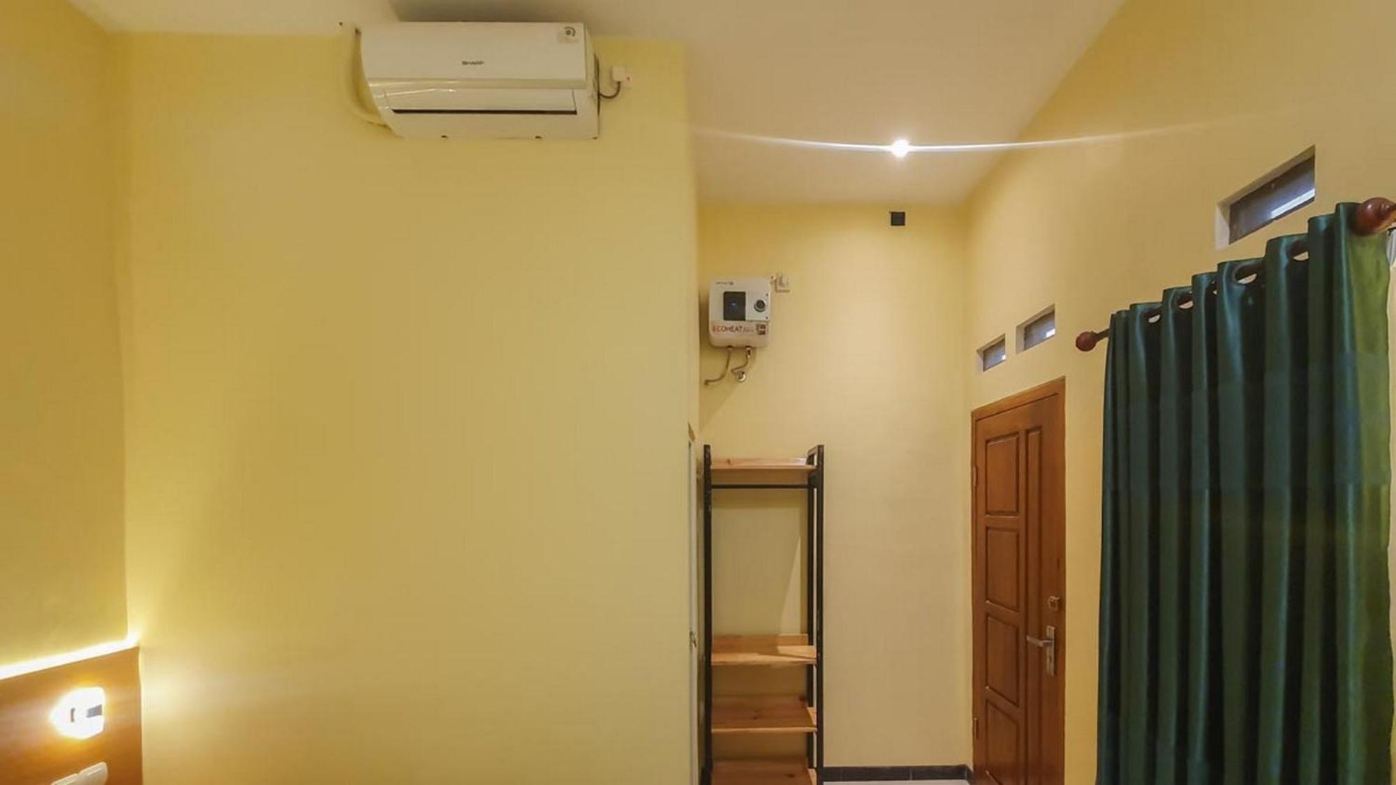 Urbanview Hotel Sakura Kampung Inggris Pare By Reddoorz Dış mekan fotoğraf