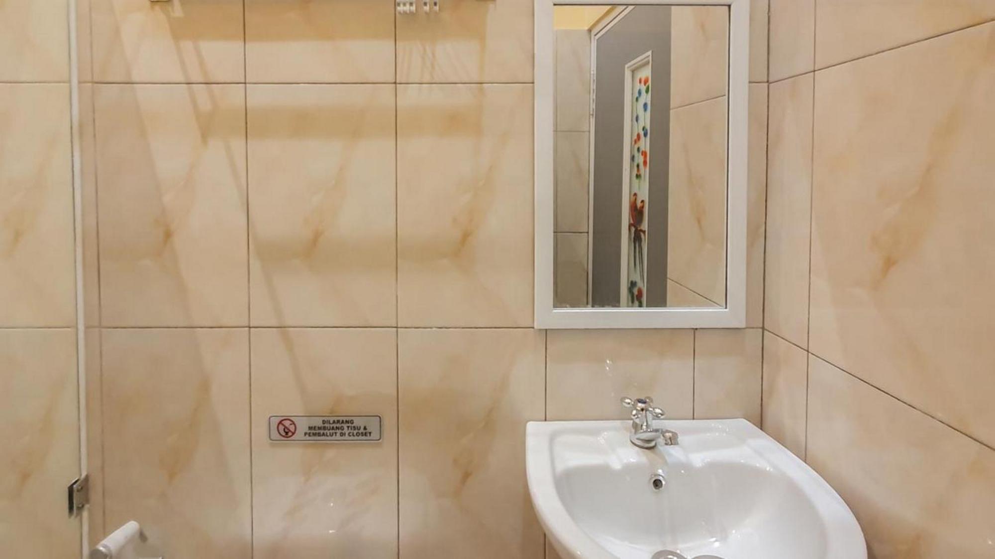 Urbanview Hotel Sakura Kampung Inggris Pare By Reddoorz Dış mekan fotoğraf