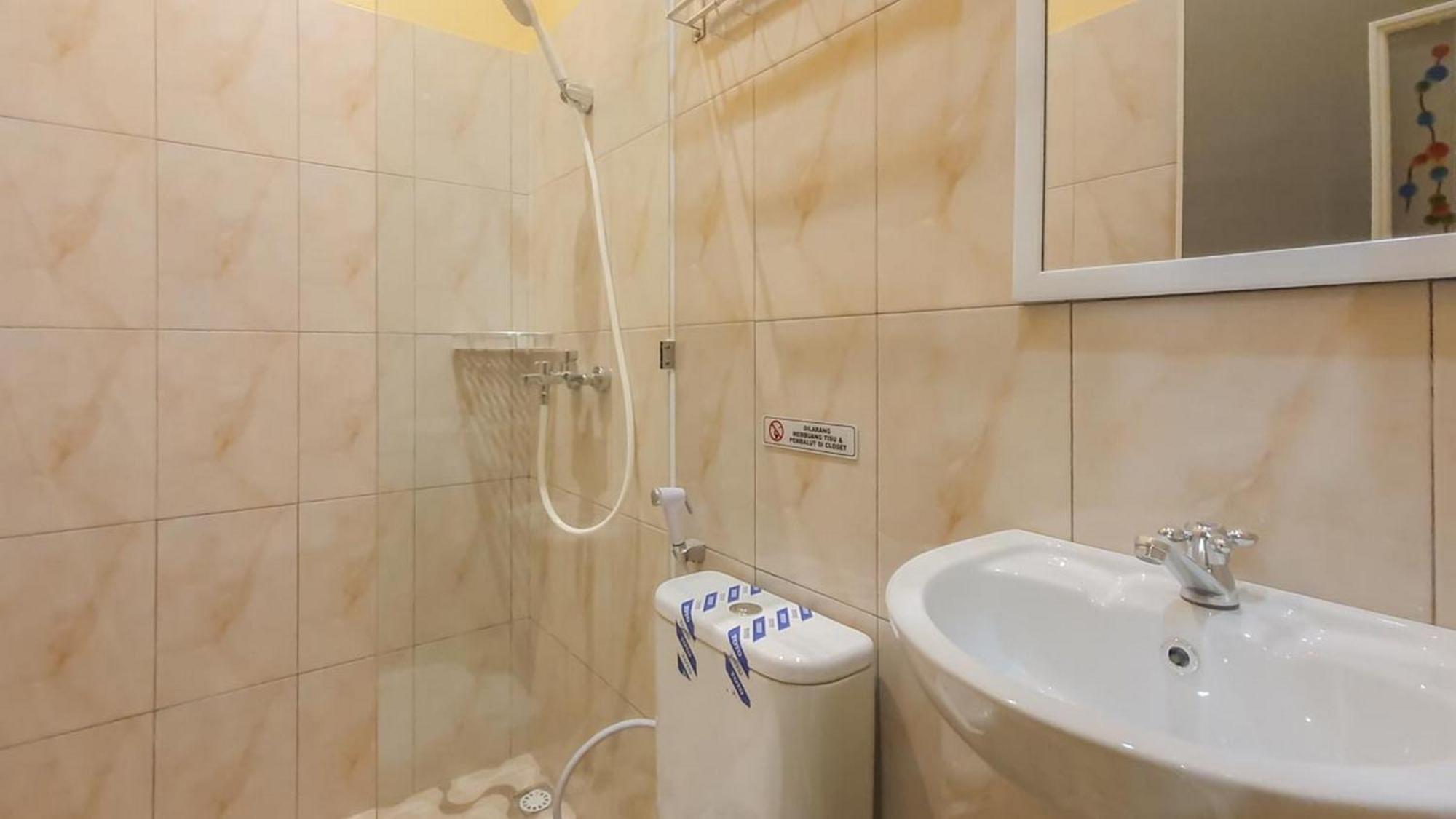 Urbanview Hotel Sakura Kampung Inggris Pare By Reddoorz Dış mekan fotoğraf